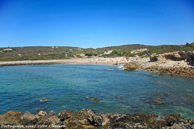 Praia da Ingrina, a small cove between rocky points
