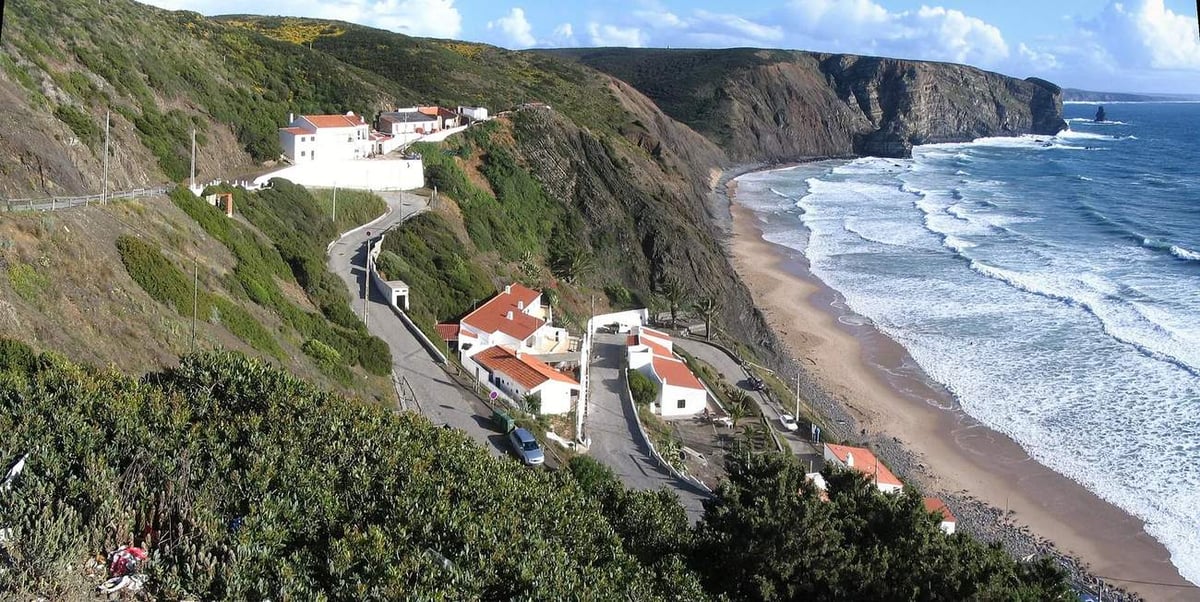 Praia da Arrifana and its dark cliffs
