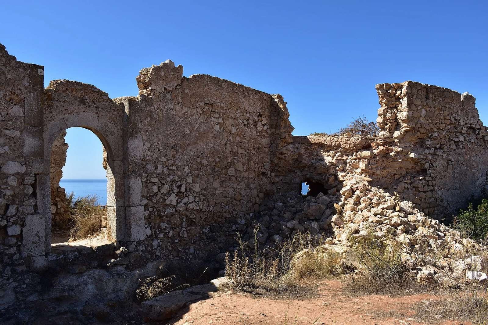 The ruins of Forte de Almádena above Boca do Rio