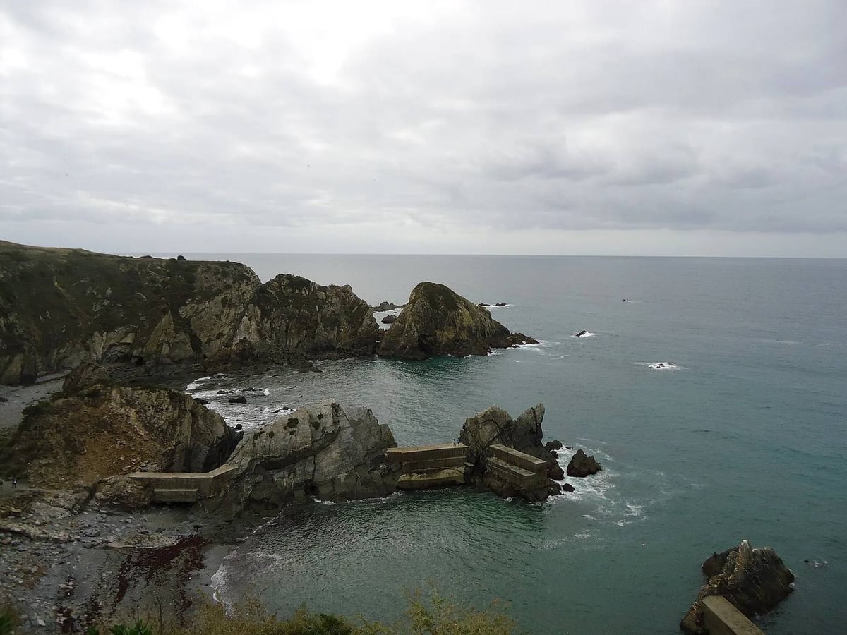 The natural harbour of Azenha do Mar