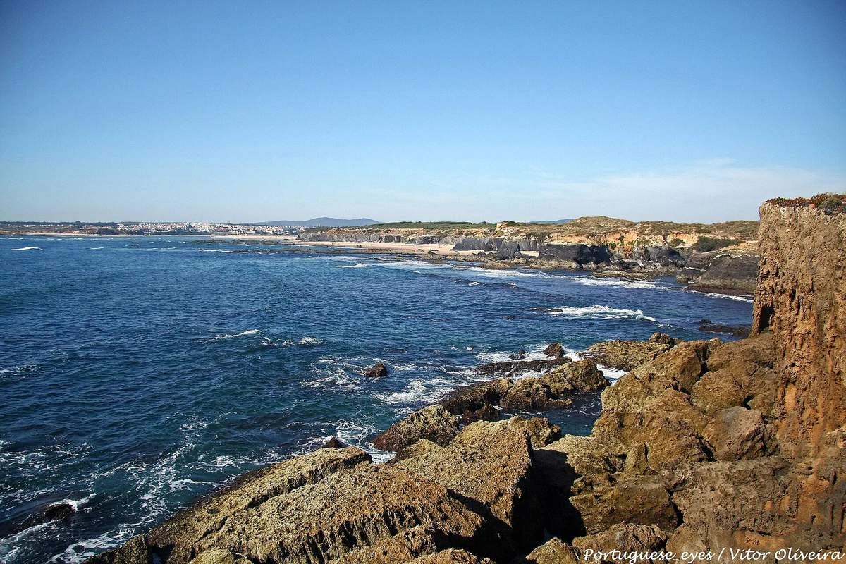 Praia do Brejo Largo beneath the cliffs
