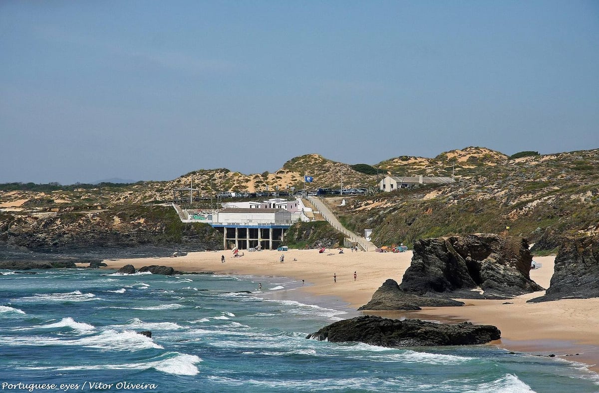 Praia do Almograve with its dunes and rocky platform