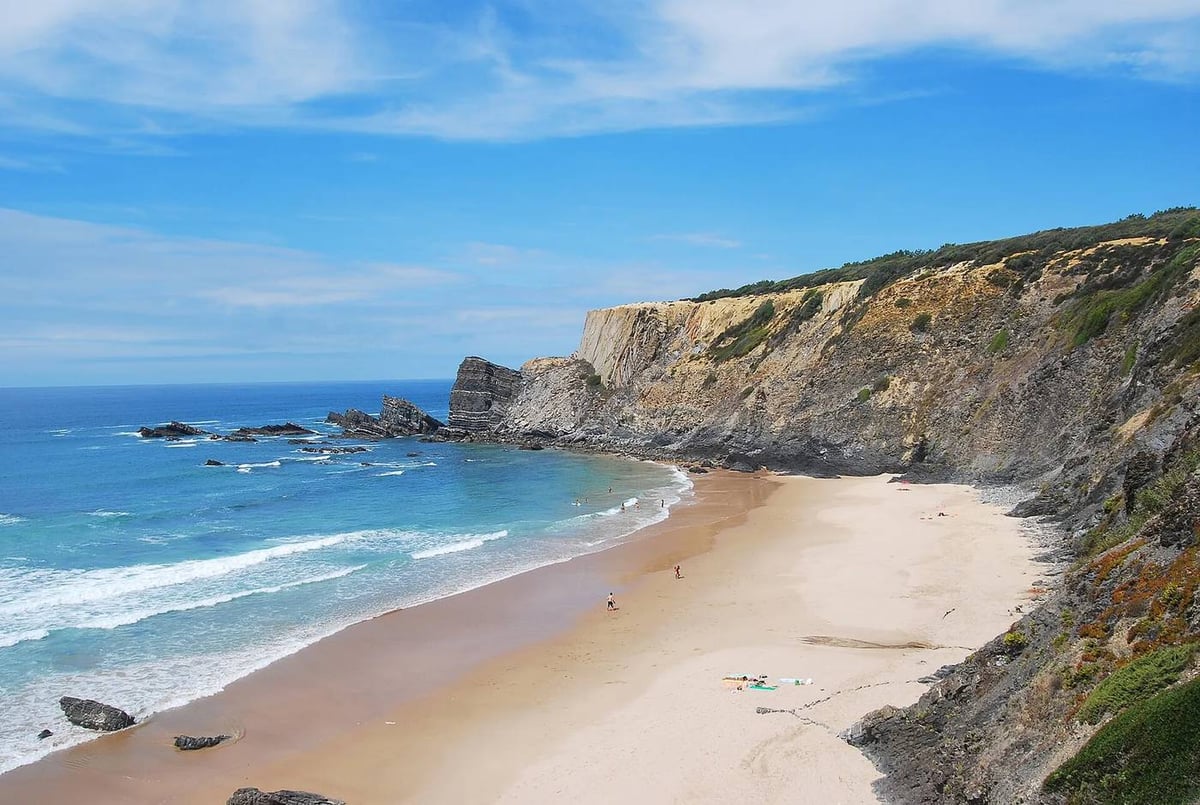 Praia da Amália and its green valley